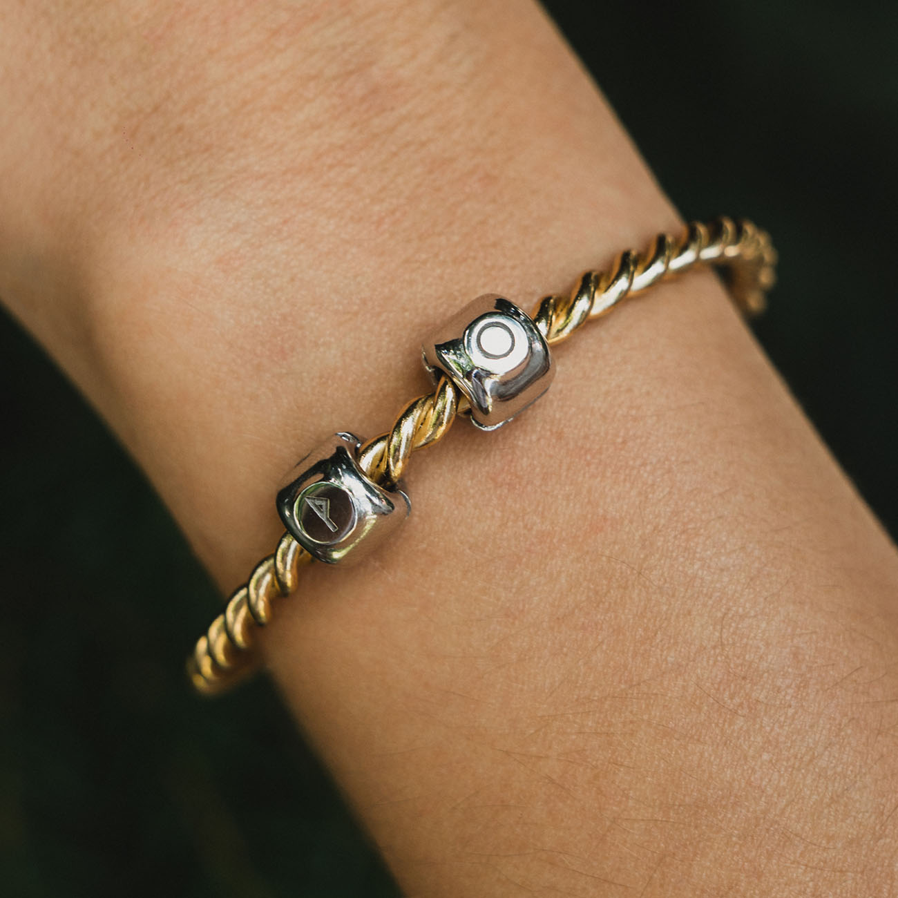 Charm con la runa Wunjo (ᚹ) Plata - amuleto de alegría y plenitud - Latón