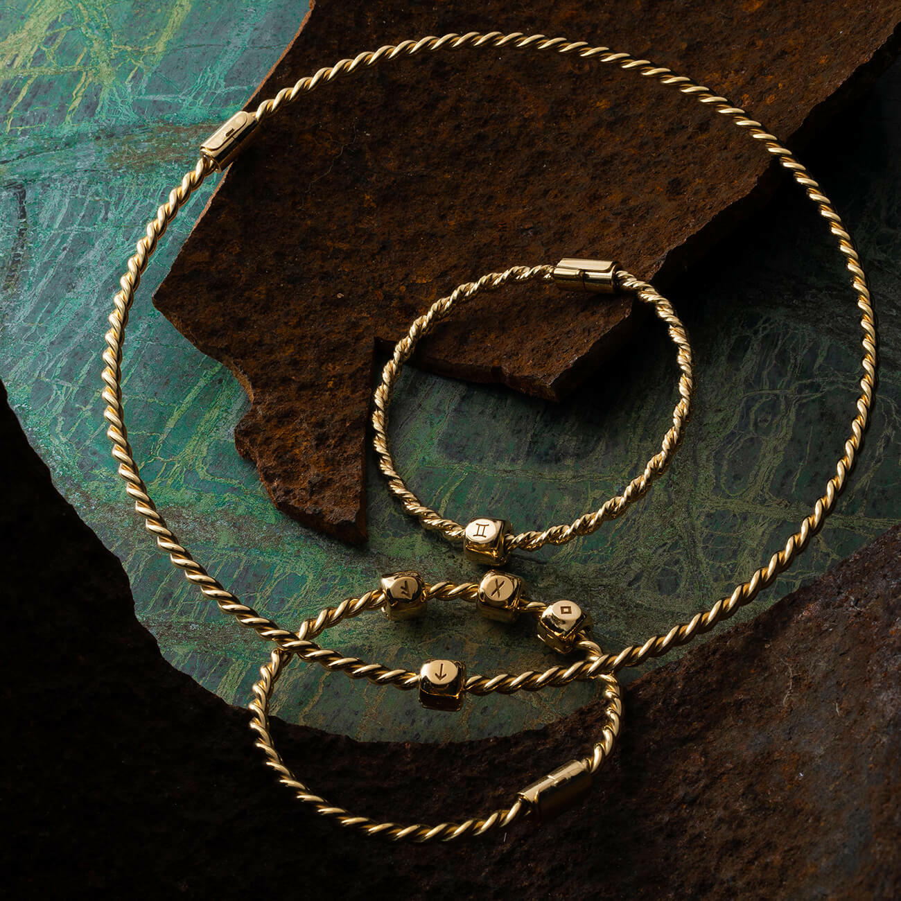 Miedziany naszyjnik tensorowy w kolorze złotym - Królewski.