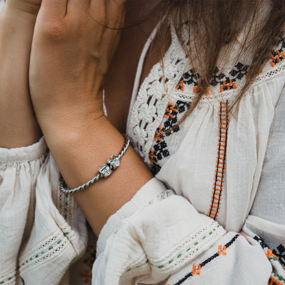 Charm con la runa Algiz (ᛉ) Plata - amuleto de protección e intuición - Latón